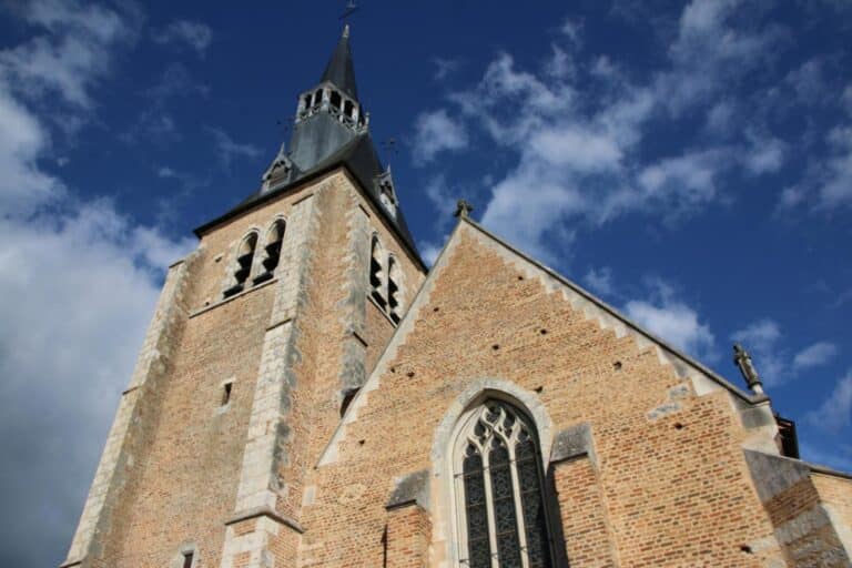 Façade et clocher de l'église Saint-Étienne de Chaumont-sur-Tharonne
